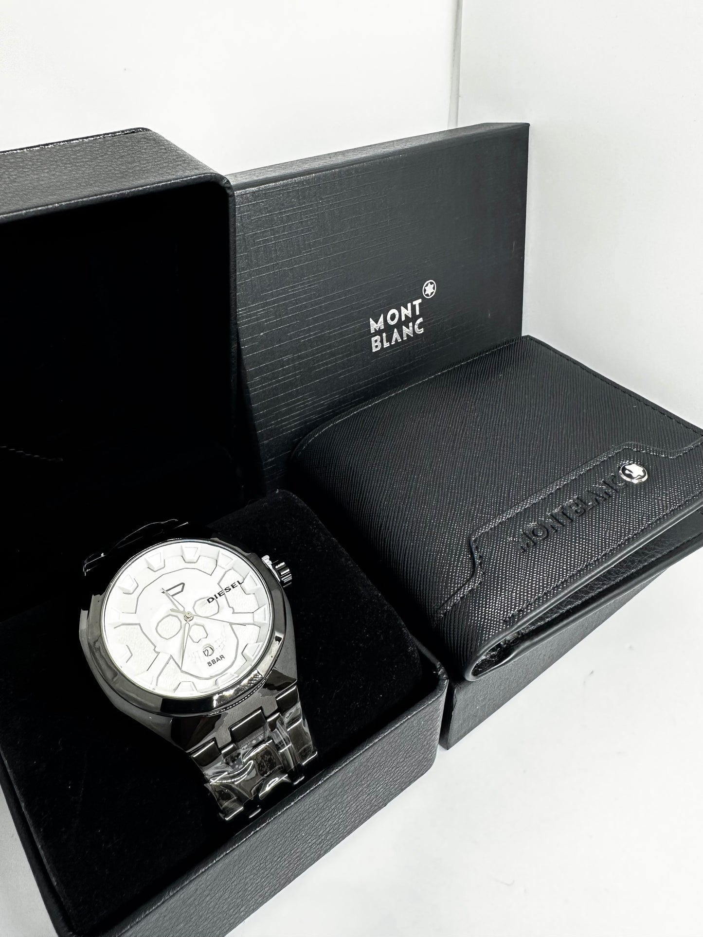 Reloj Dissel calavera + Billtera MontBlanc. RDBC03